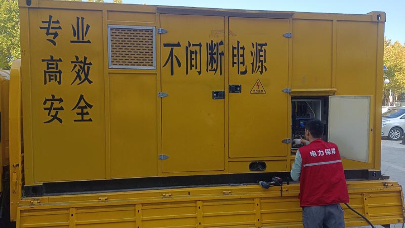 梨林镇柴油发电机组和UPS电源配合使用时，如何避免切换过程中的电力中断？